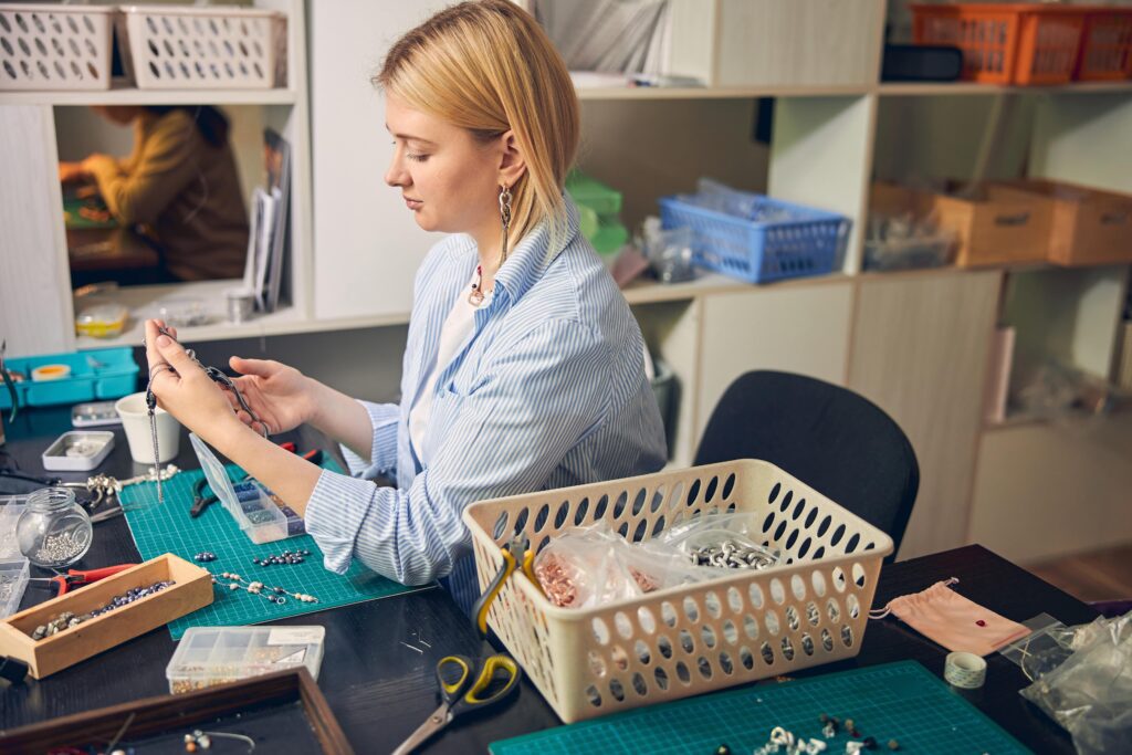 Ruhige Frau hält ein Schmuckprodukt