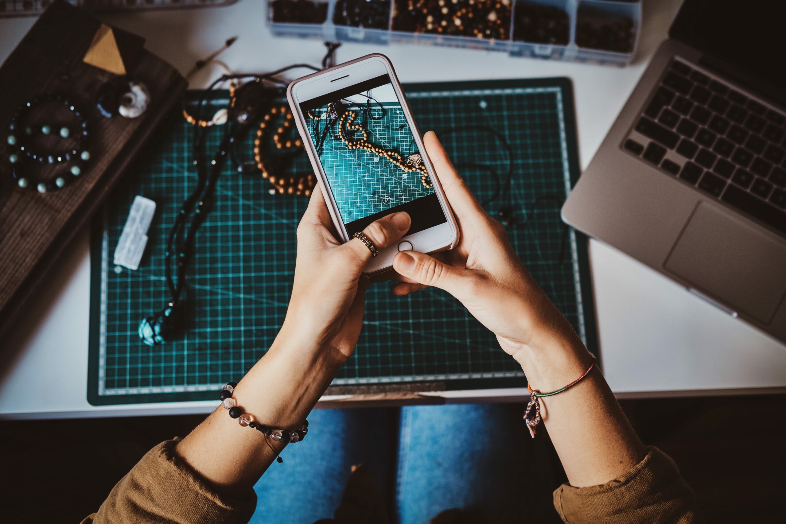 Frau macht ein Foto von Schmuck